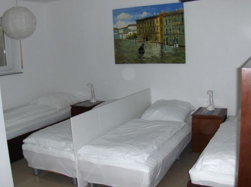 18-18 Schlafen 4 Betten getrennt